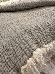 ELYAF DOLGULU MÜSLİN YATAK ÖRTÜSÜ  TEK KİŞİLİK KOYU GRİ