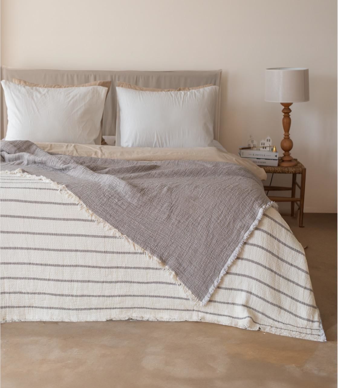 ELYAF DOLGULU MÜSLİN YATAK ÖRTÜSÜ ÇİFT KİŞİLİK  KOYU GRİ