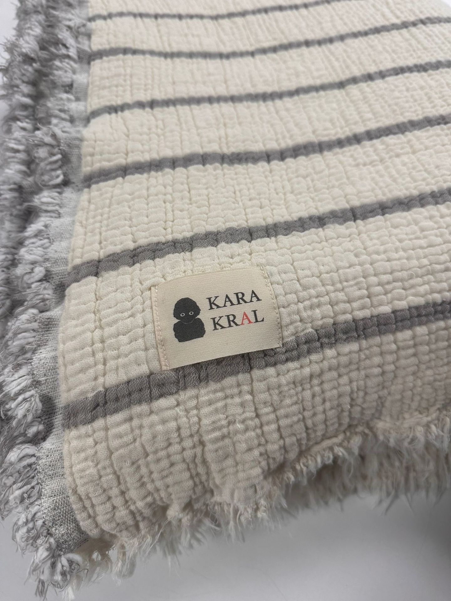 ELYAF DOLGULU MÜSLİN YATAK ÖRTÜSÜ ÇİFT KİŞİLİK  KOYU GRİ