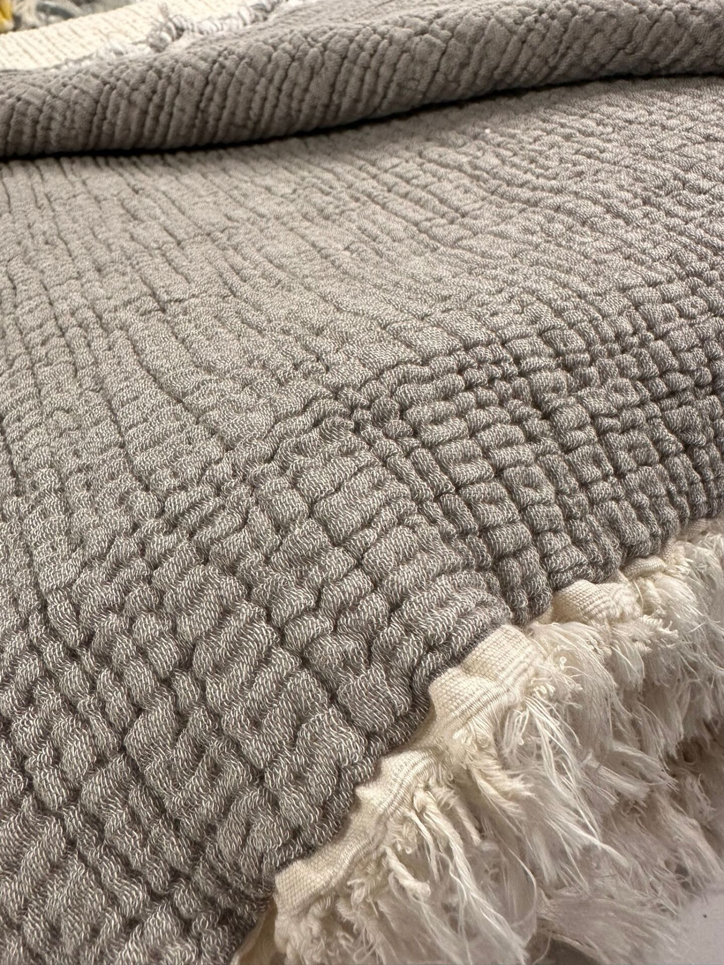 ELYAF DOLGULU MÜSLİN YATAK ÖRTÜSÜ  TEK KİŞİLİK KOYU GRİ