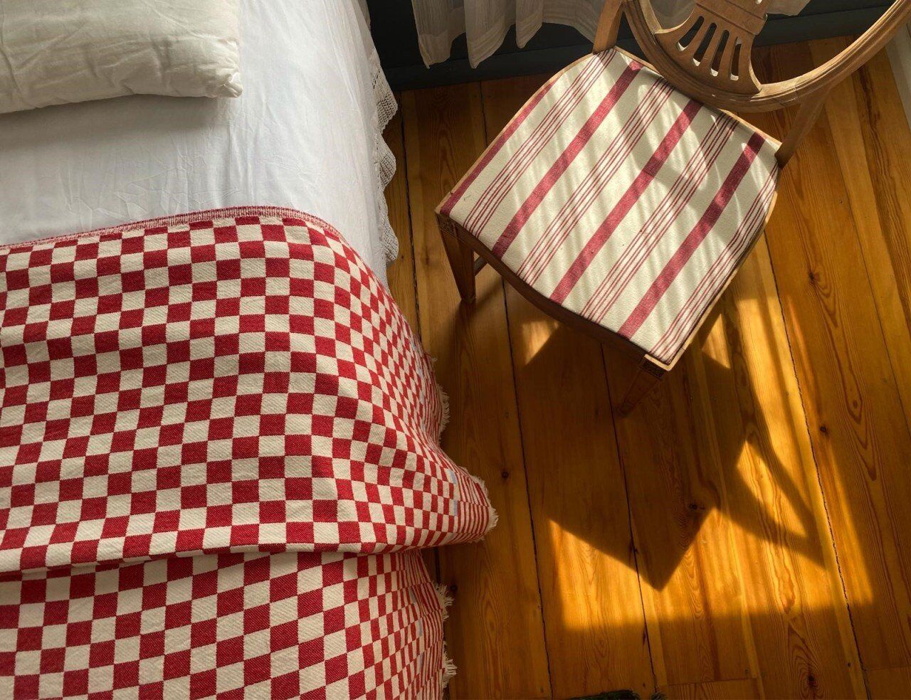 Dama Desenli Kırmızı King Size Jakarlı Pike %100 Pamuklu